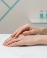 قرارگیری دست‌ها در محیط کلینیکی برای فیلر دست